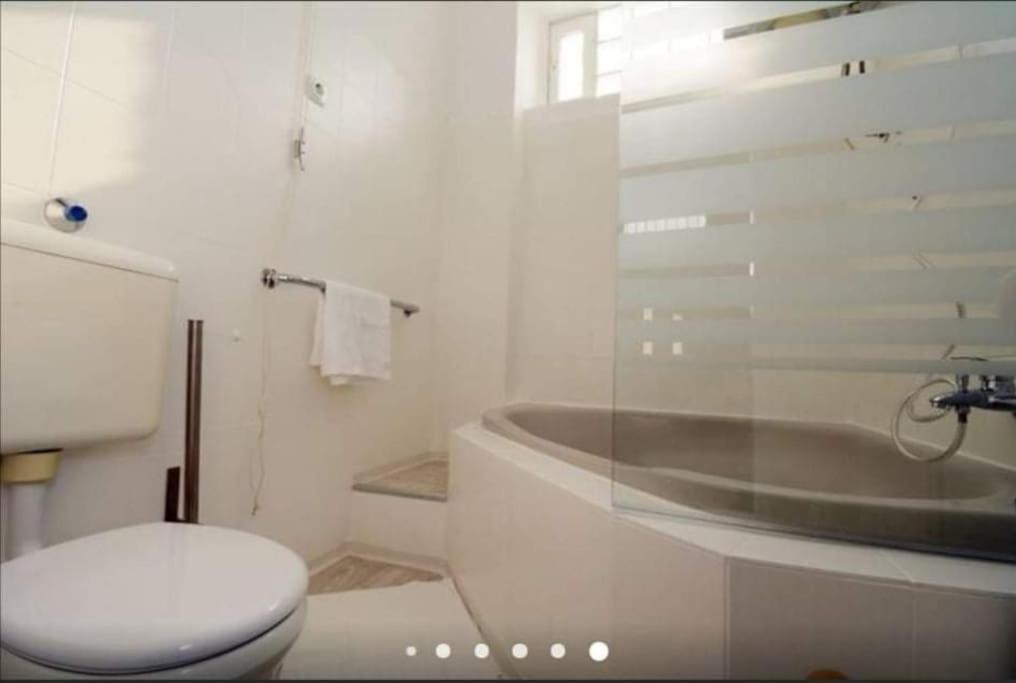 Gallery Flat In Party District Budapest Esterno foto