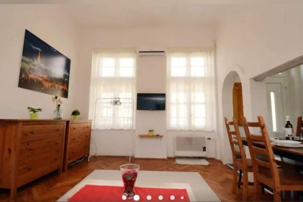 Gallery Flat In Party District Budapest Esterno foto